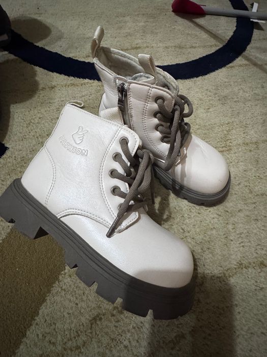 Ботинки детские , бежевого цвета