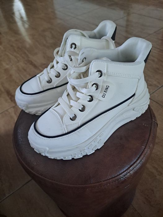 Ghete albe impecabile