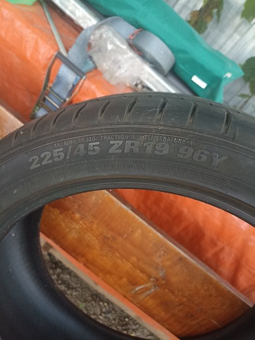 Kumho 225 45 19 de vara.