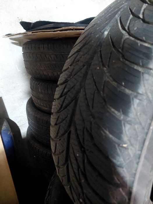 Vând 2 cauciucuri 205 55 16 iarna