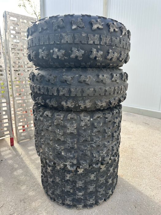Гуми maxxis razr2