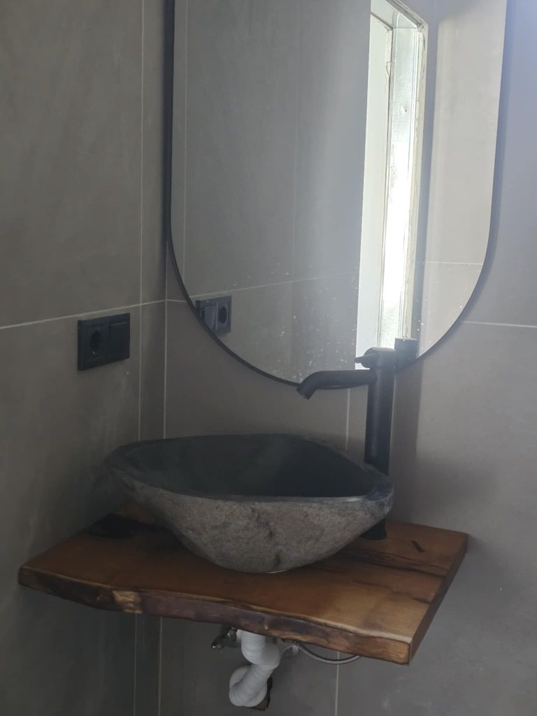 Трапезни, холни, помощни маси, плотове за баня, кухня от масив и епокс