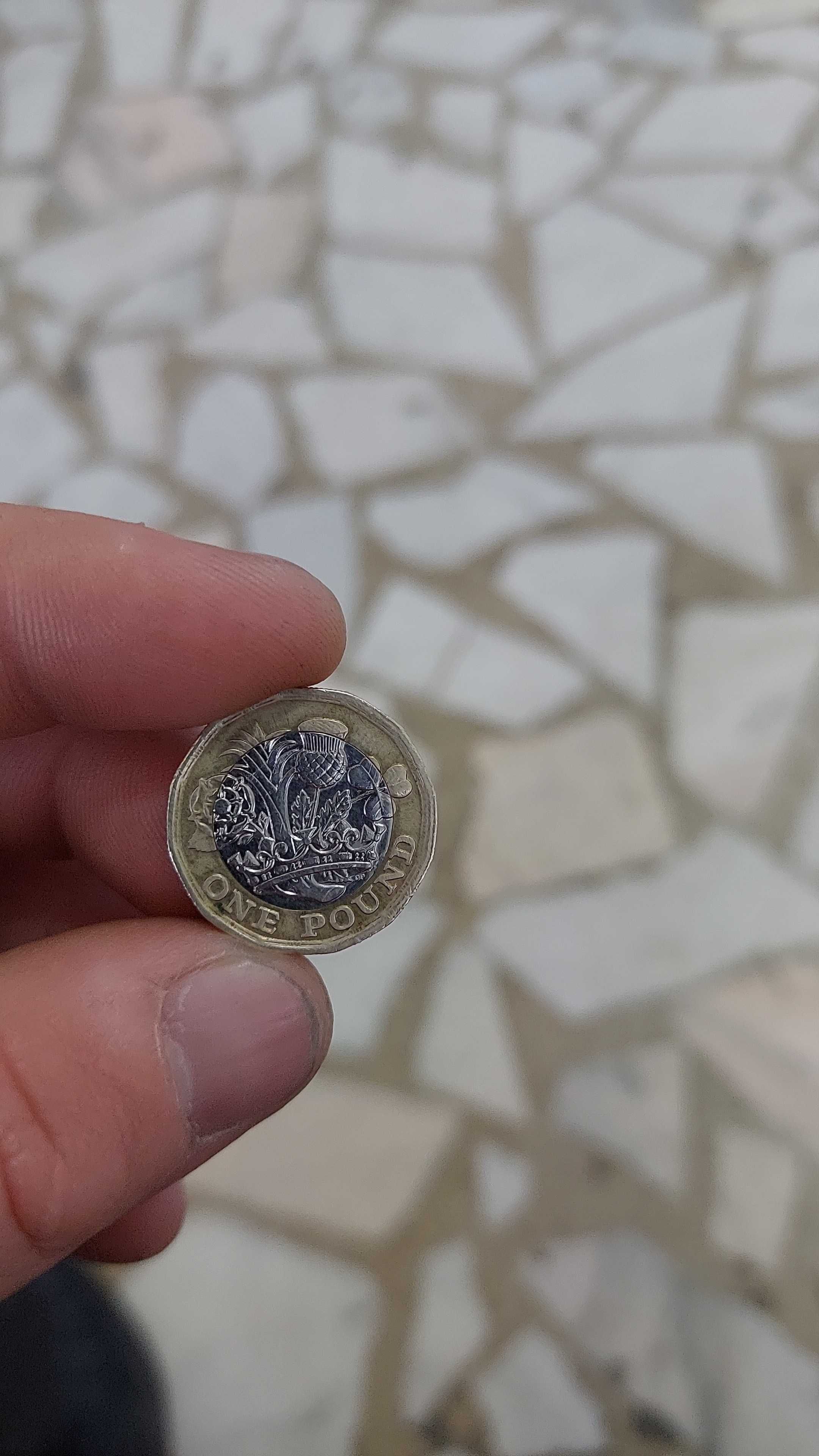Vând moneda one pound cu regina elisabeta 2016