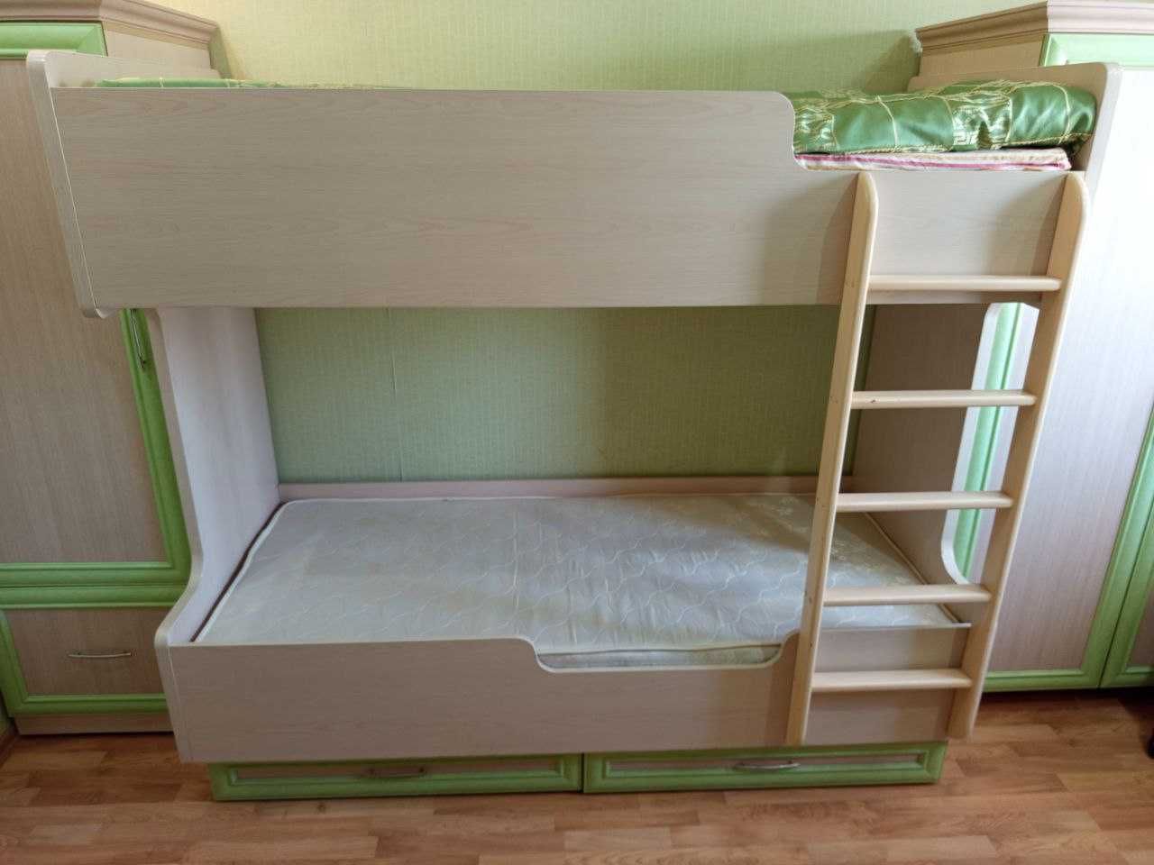 Кровать двухярусная.
С матрасами . ikki qavatli krovat