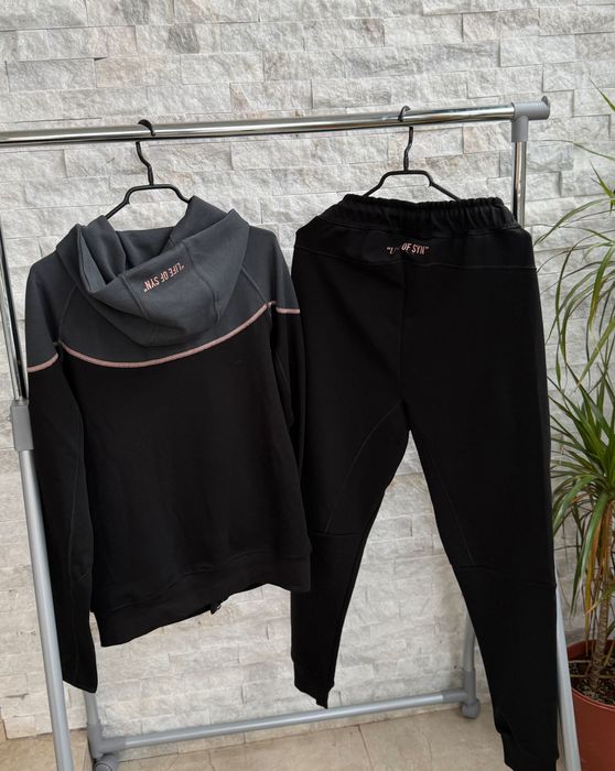 Nike Tech Syna World