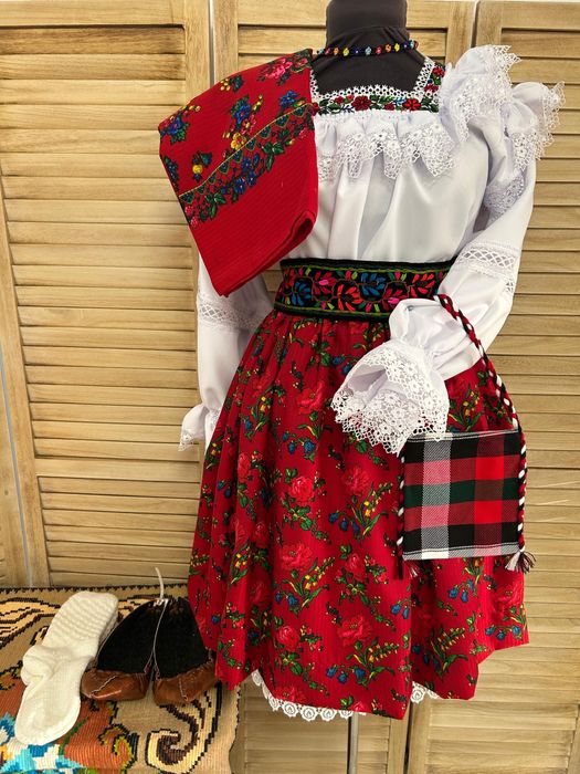Costum popular/traditional pentru femei de Maramures complet, autentic