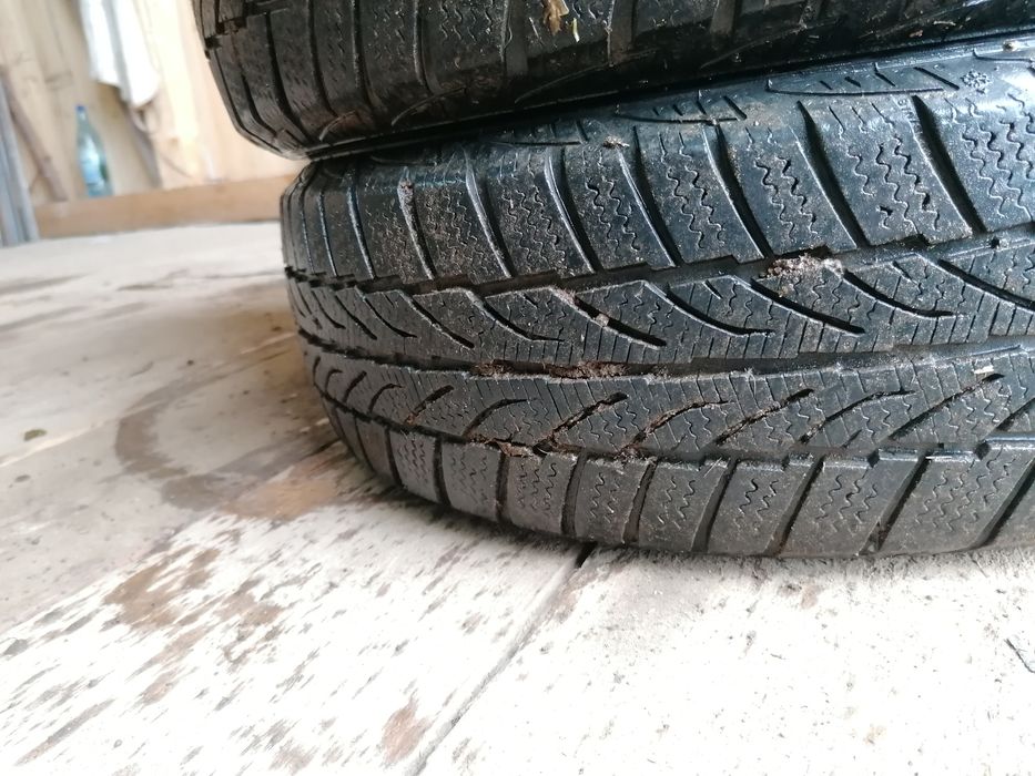 Vând cauciucuri de iarna 165/70R14