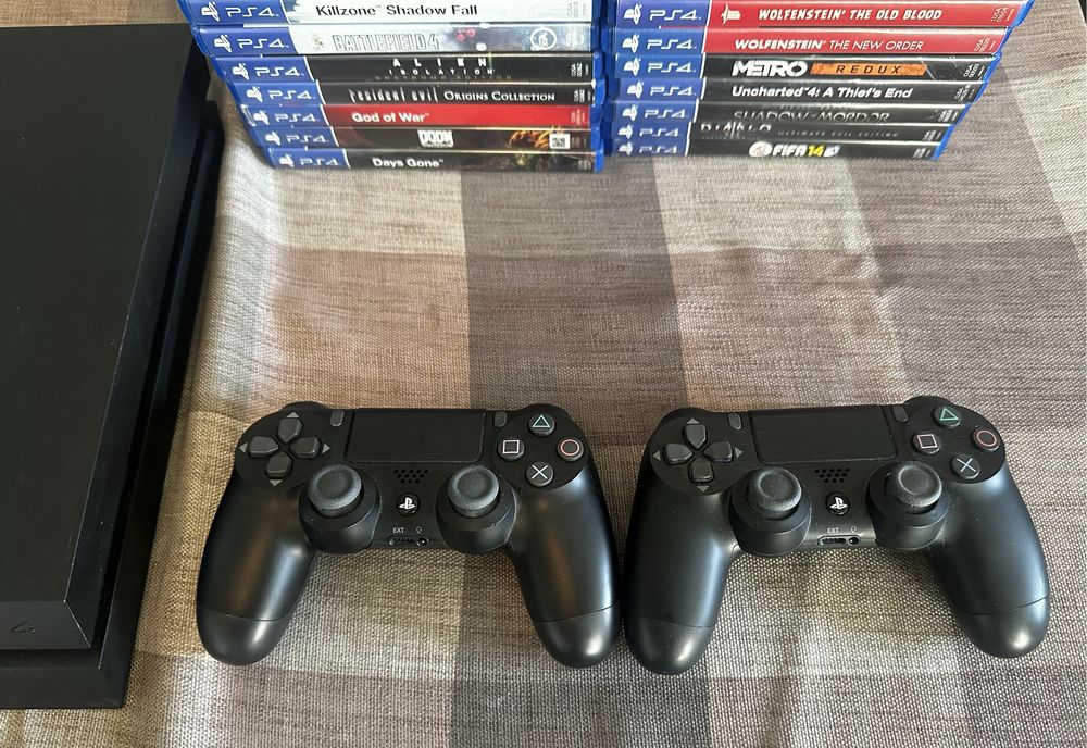 PS4 CUH-1003A + 22 игри + 2 контролера в перфектно състояние!