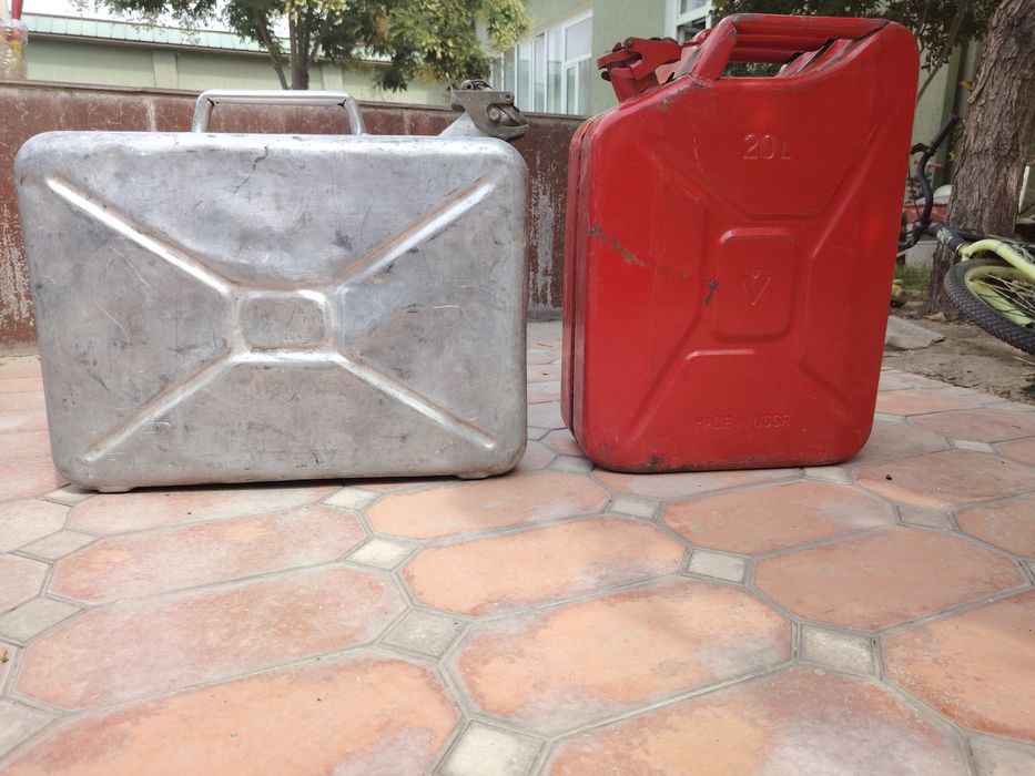 Бензин канистра сотилди.