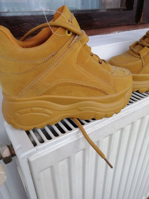 Vând adidași mărimea 38