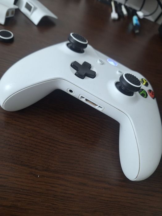 XBOX ONE S 1TB + 2 manete si accesorii