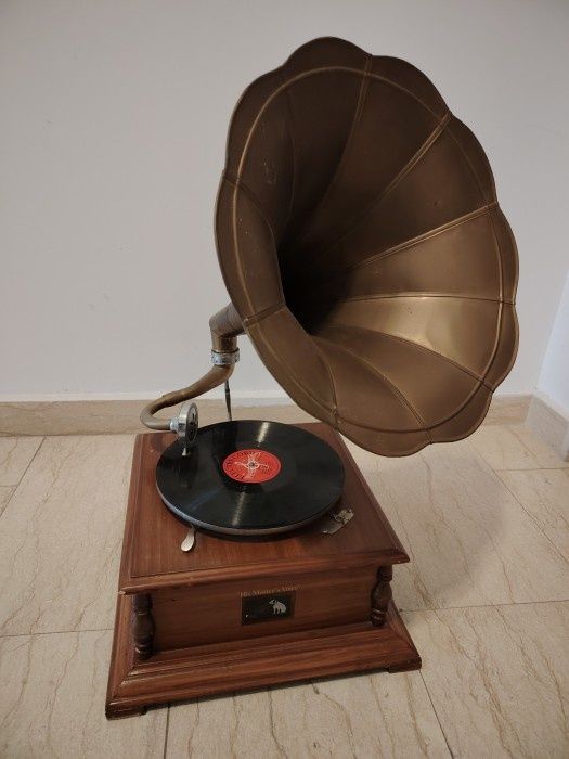 Gramofon antic deosebit His Master ‘s Voice, functional,pâlnie din ala