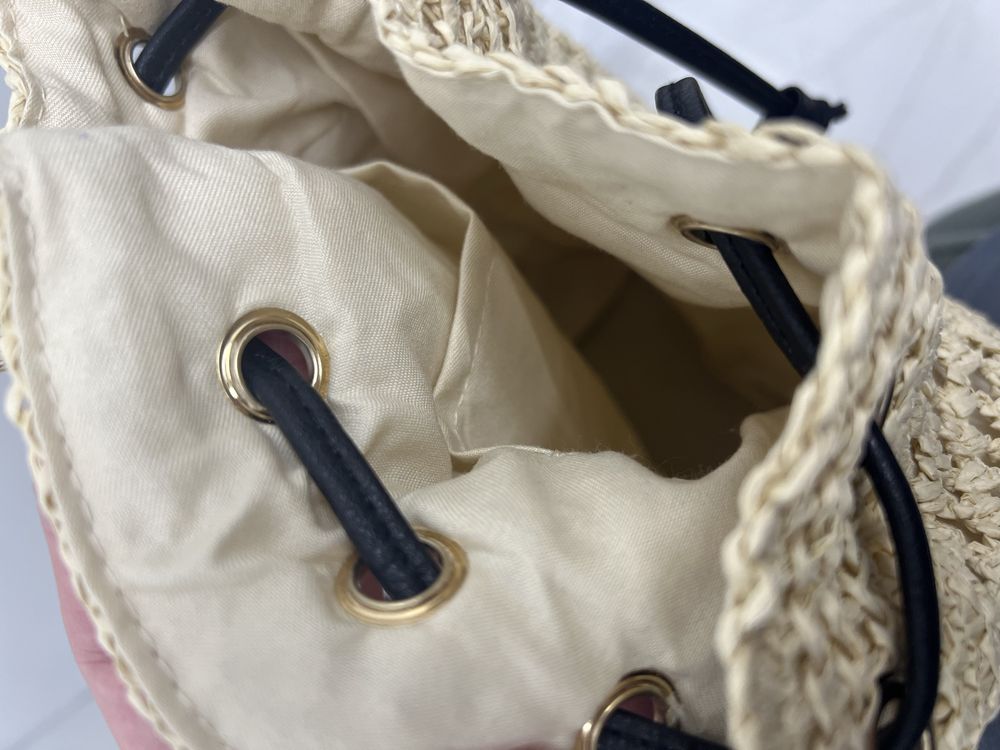 Плетенная сумочка в беж оттенке новая