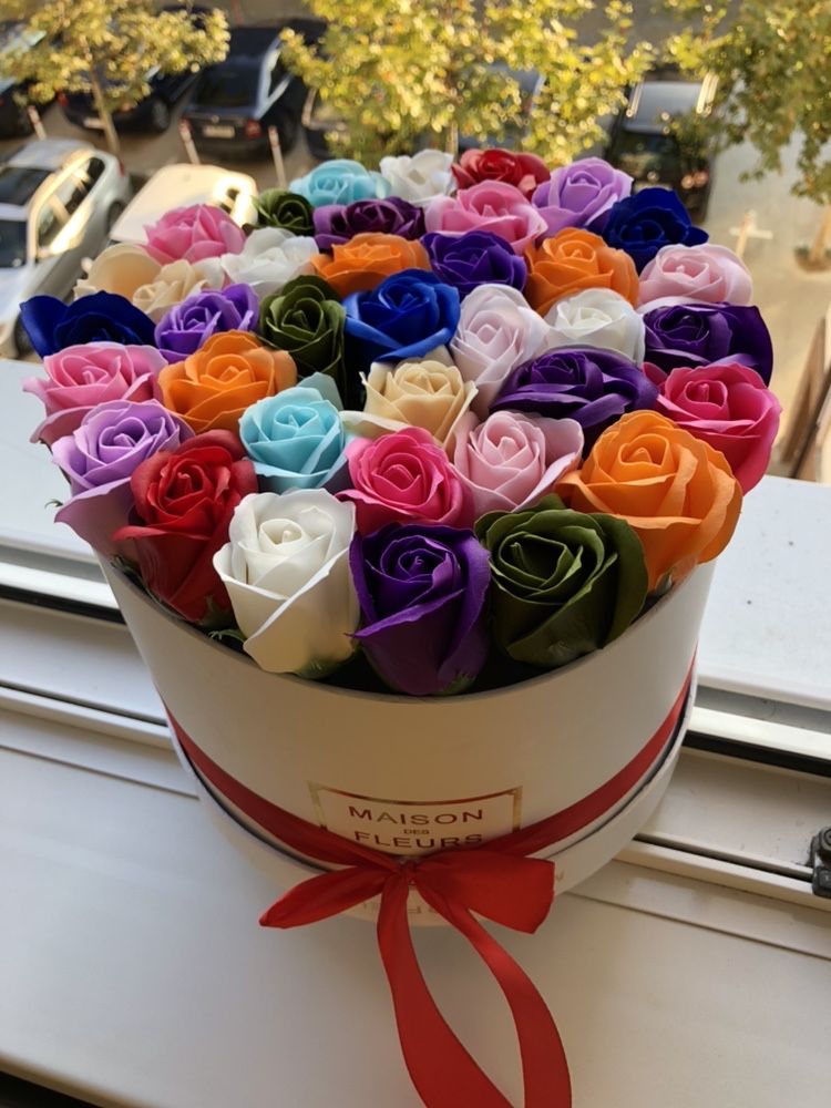 Cutie multicolora rotunda cu trandafiri de sapun