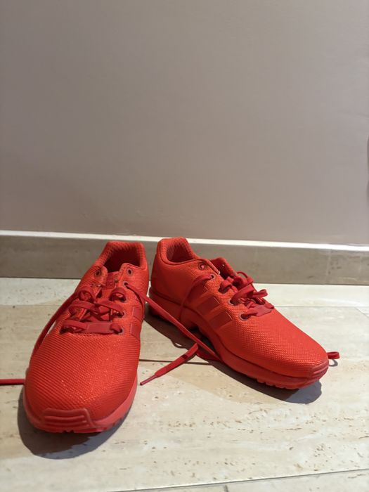 Продавам червени adidas обувки