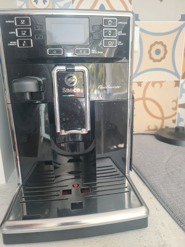 Кафеавтомат Saeco PicoBaristo SM5470/10, Вграден резервоар за мляко