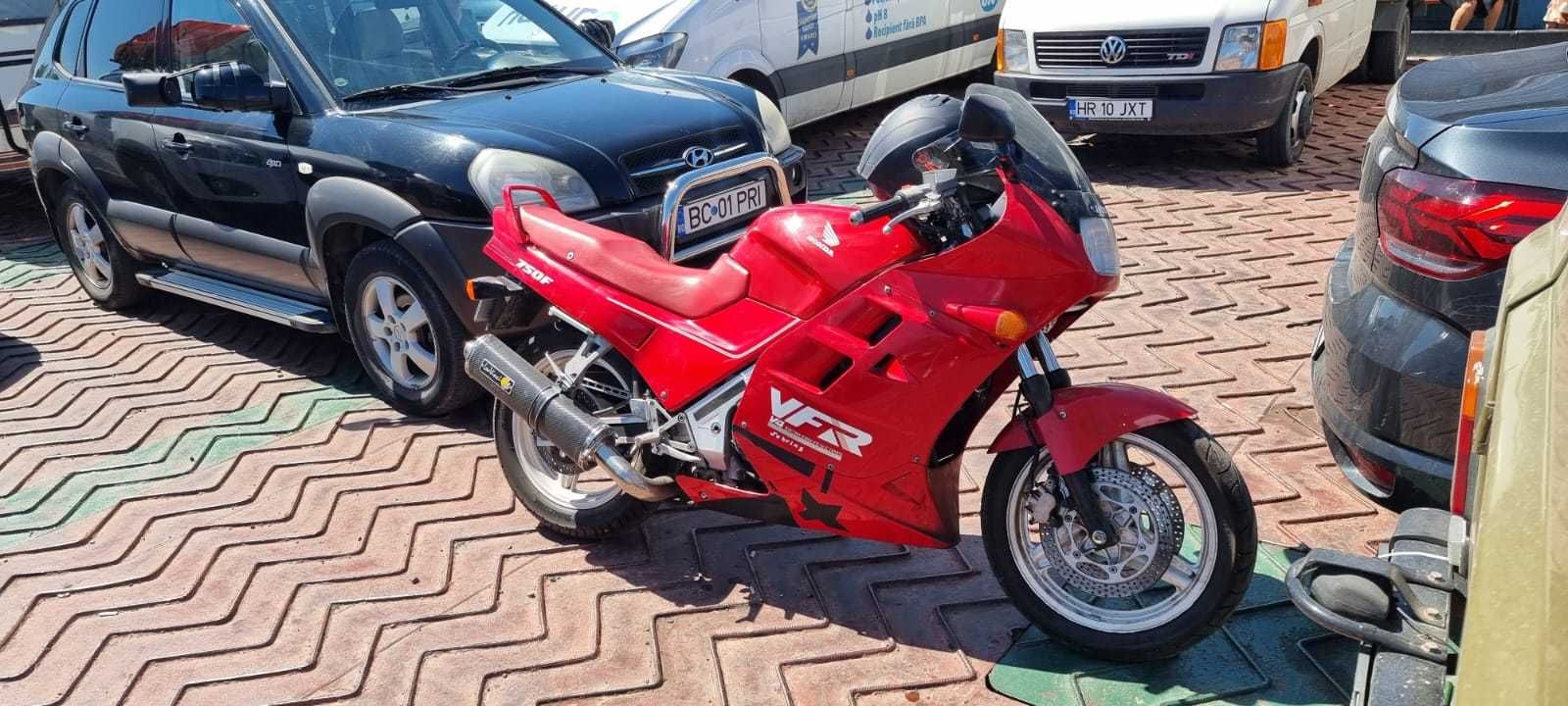 Motocicleta Honda VFR750F