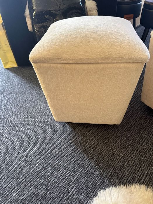 2 броя големи табуретки