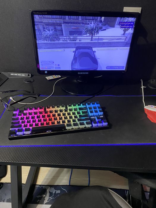 Монитор Самсунг в отличном состоянии.в ремонте небыл.