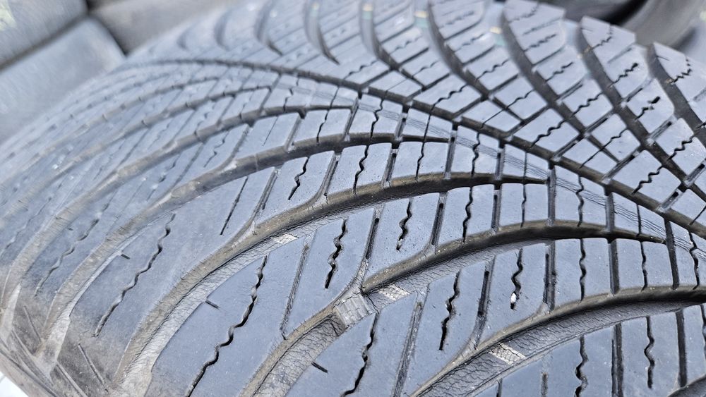 2бр гуми 215 55 17 гуд йър