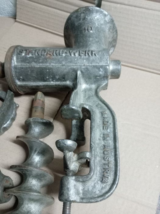 Mașina de tocat carne veche