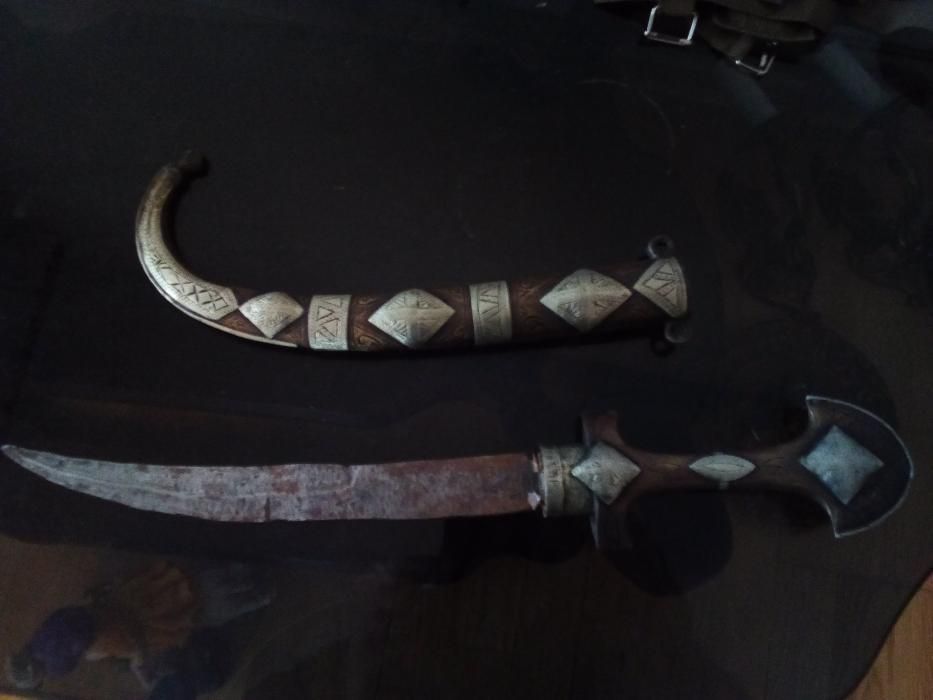 pumnal medieval cu teaca