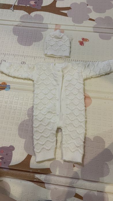 Вязаный комбинезон для новорожденных