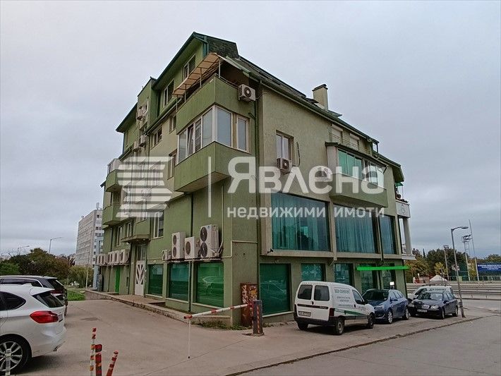 Тристаен с паркомясто срещу стадион Спартак