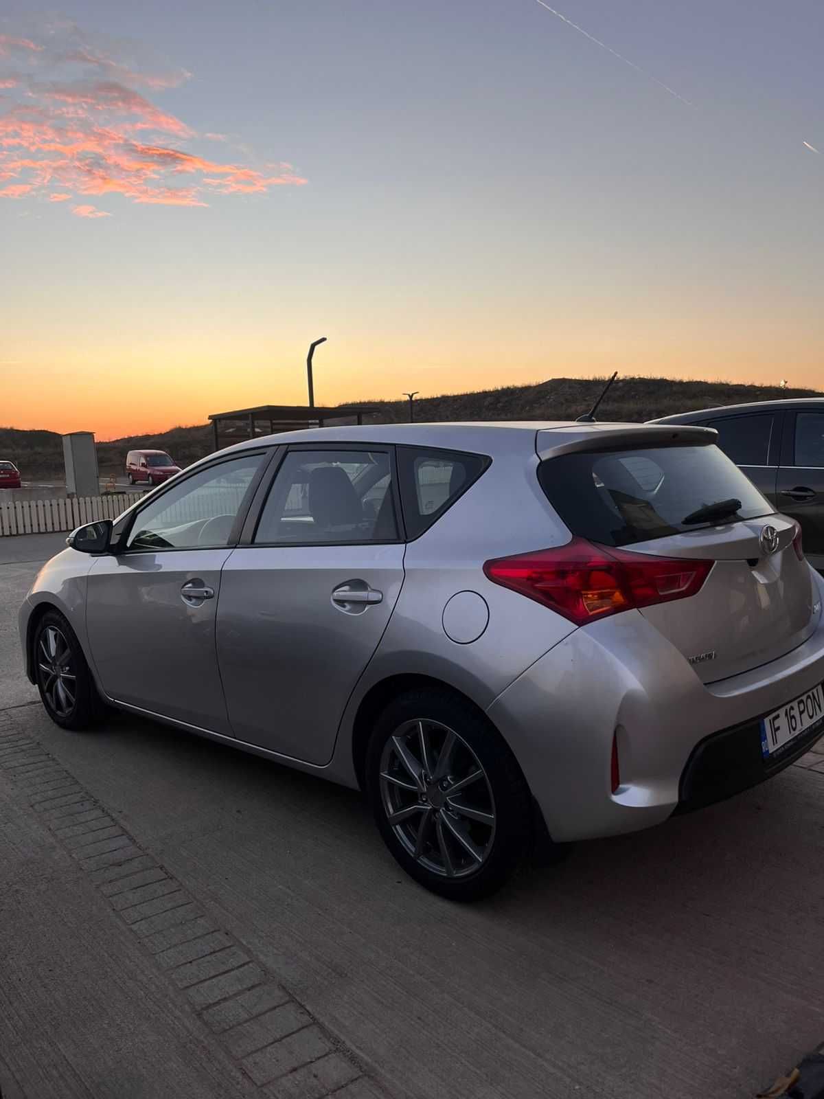 Toyota auris Sistemul este instalat. Sunet și magneți jbl.