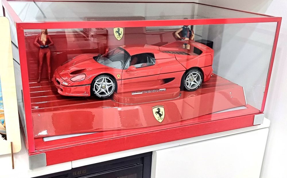 Vitrine machete auto, navomodele si aeromodele