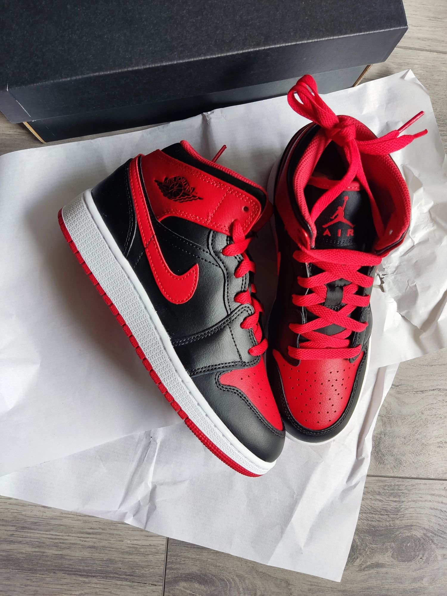 Air Jordan 1 Mid Alternate Bred