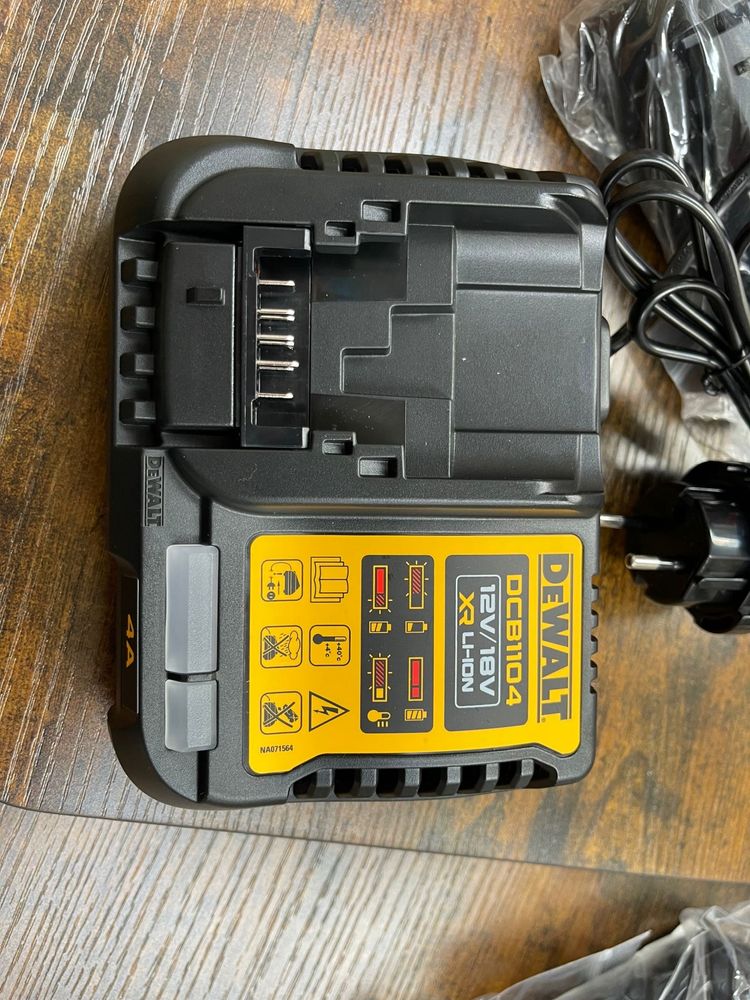 Incarcator Dewalt DCB1104 12v- 18 volti profesional nou