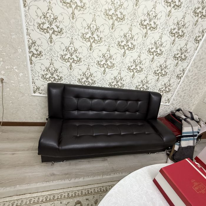 Продается кожаный диван в хорошем состоянии, раскладной
