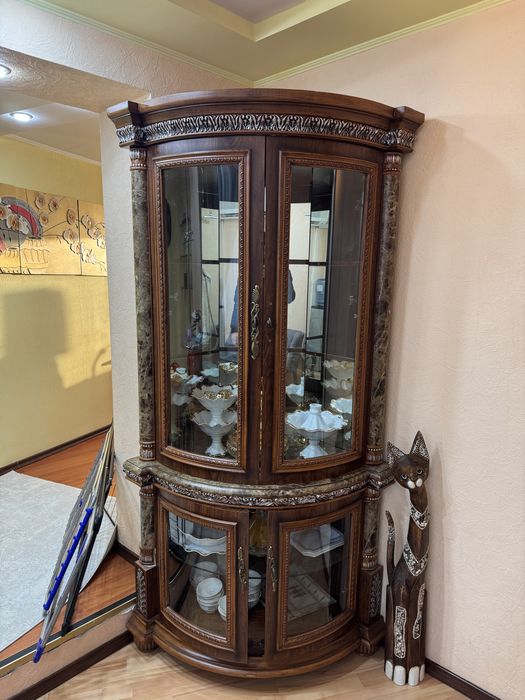 Продам шкаф сервантный