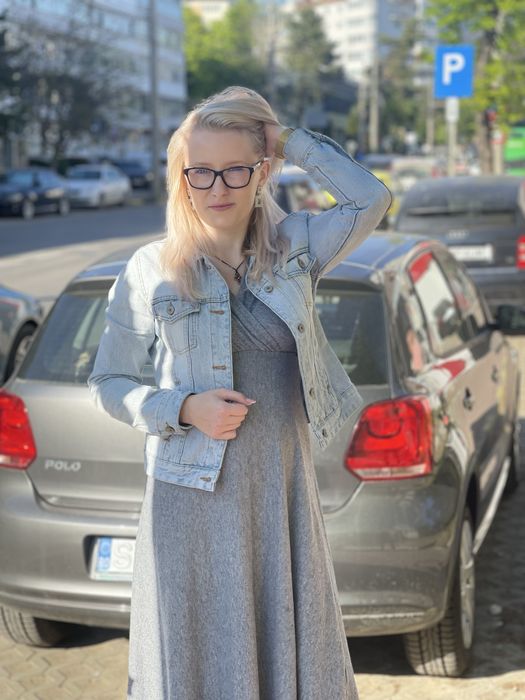 Rochie gri cu maneca trei sferturi si cordon negru