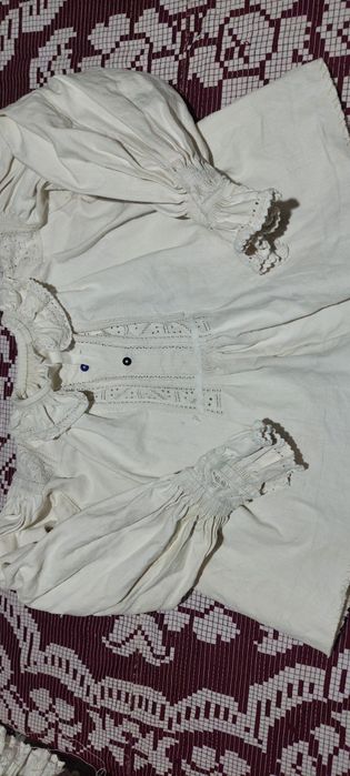 Vănd cămăși de femei autentice foarte vechi din zona Beiușului.