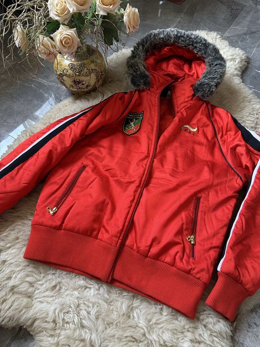 Куртка зимняядля девочек. Красная с капещоном.