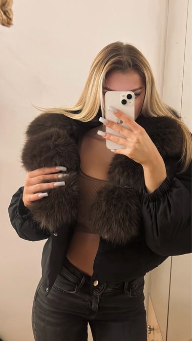 Дамско яке с пухена яка.