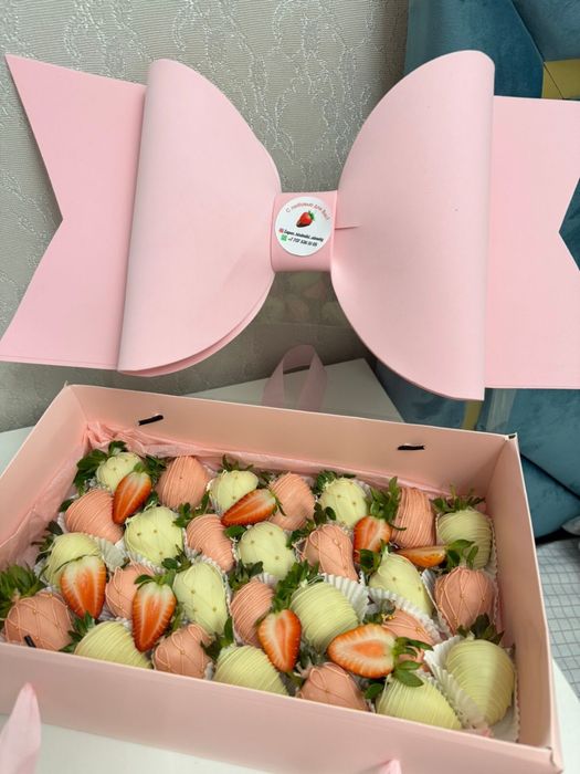 Клубника в шоколаде в коробке бантик 28 шт