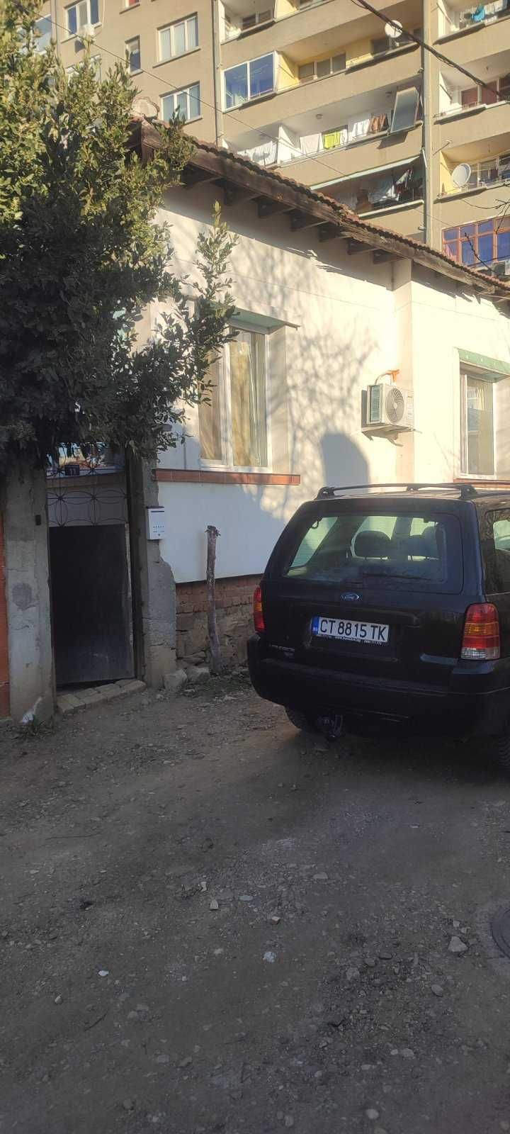 Къща с двор 297 кв. м2, Обзаведена, квартал Новенски, гр. Казанлък