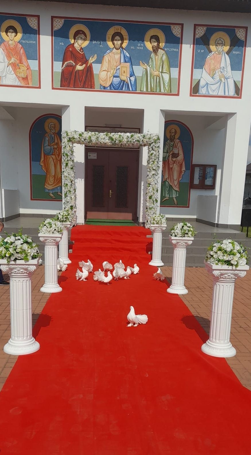 Porumbei albi și decor la biserica