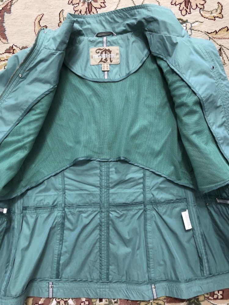 Куртка-ветровка,размер 46. Б/у в идеальном состоянии