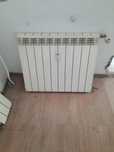 Vand 3 calorifere aluminiu cu robineti termostat.
