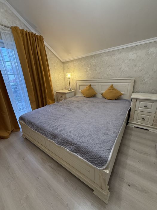 Семейная кровать+матрас, 2 тумбочки, комод+люстра в подарок