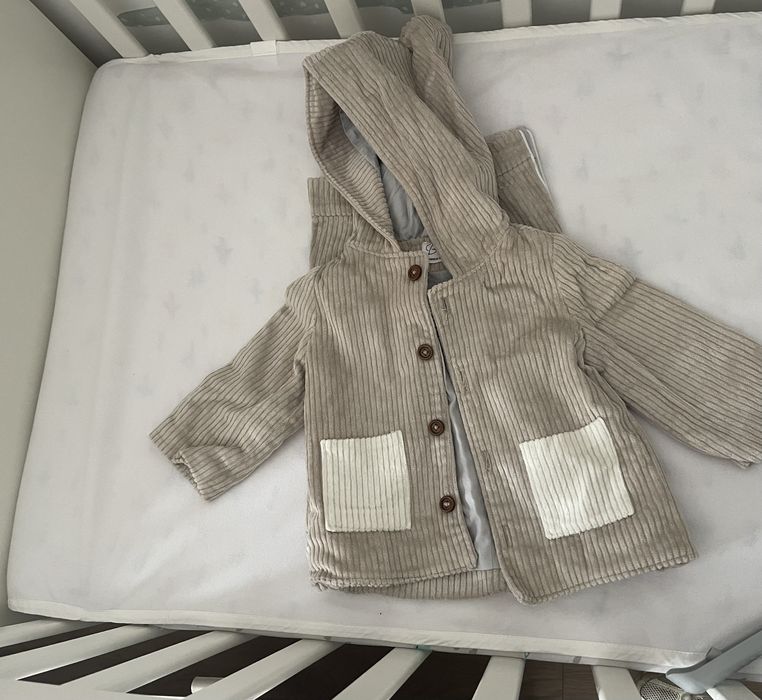 Jacheta si pantaloni botez din raiat beige , marimea 3-6 luni