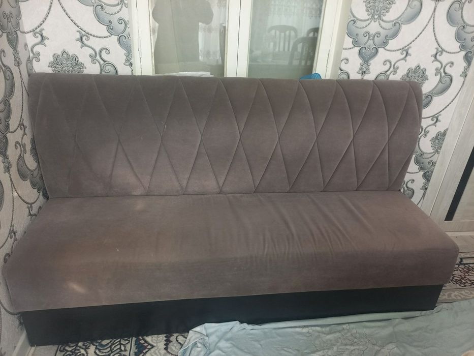 Продаётся планшет таб 6 и диван