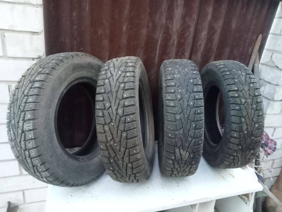Продам зимние шипованные  шины