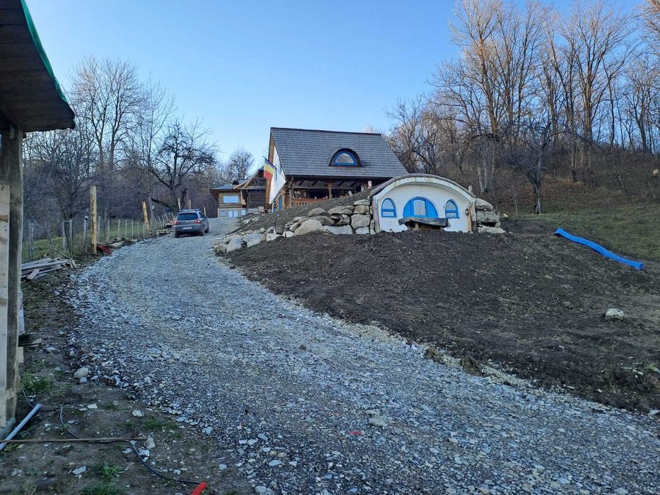 Vând complex tradițional:casă maramureșeană,casă hobbit,case Bucovina