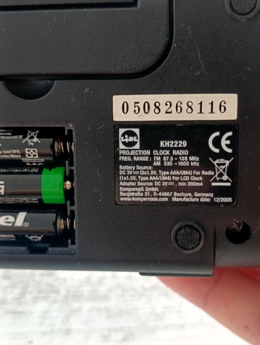 Radio portabil cu baterii și ceas electronic cu proiecție