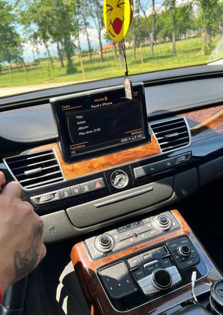 Автомобил Audi A8